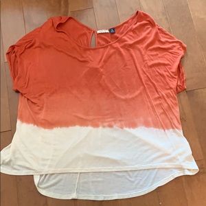 Shoulder blade peep hole shirt